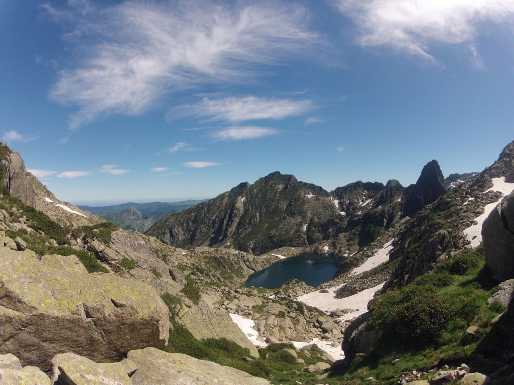 Etang d'Aubé entouré du pic de Mont-Rouge et de la dent de Mède