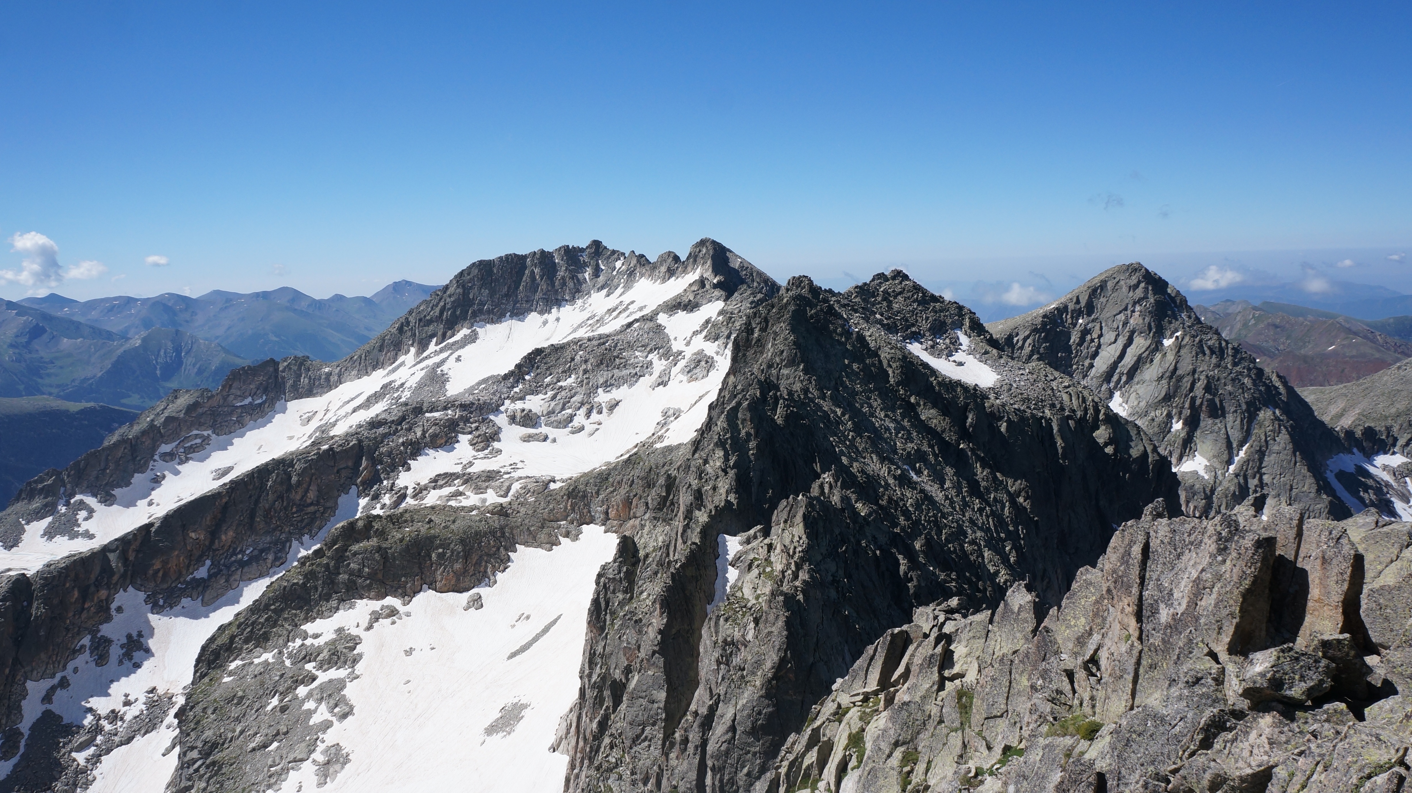 Traversée des Besiberri : du Besiberri Nord (3008 m) à la Pointe Passet (2998 m) depuis le barrage de Cavallers