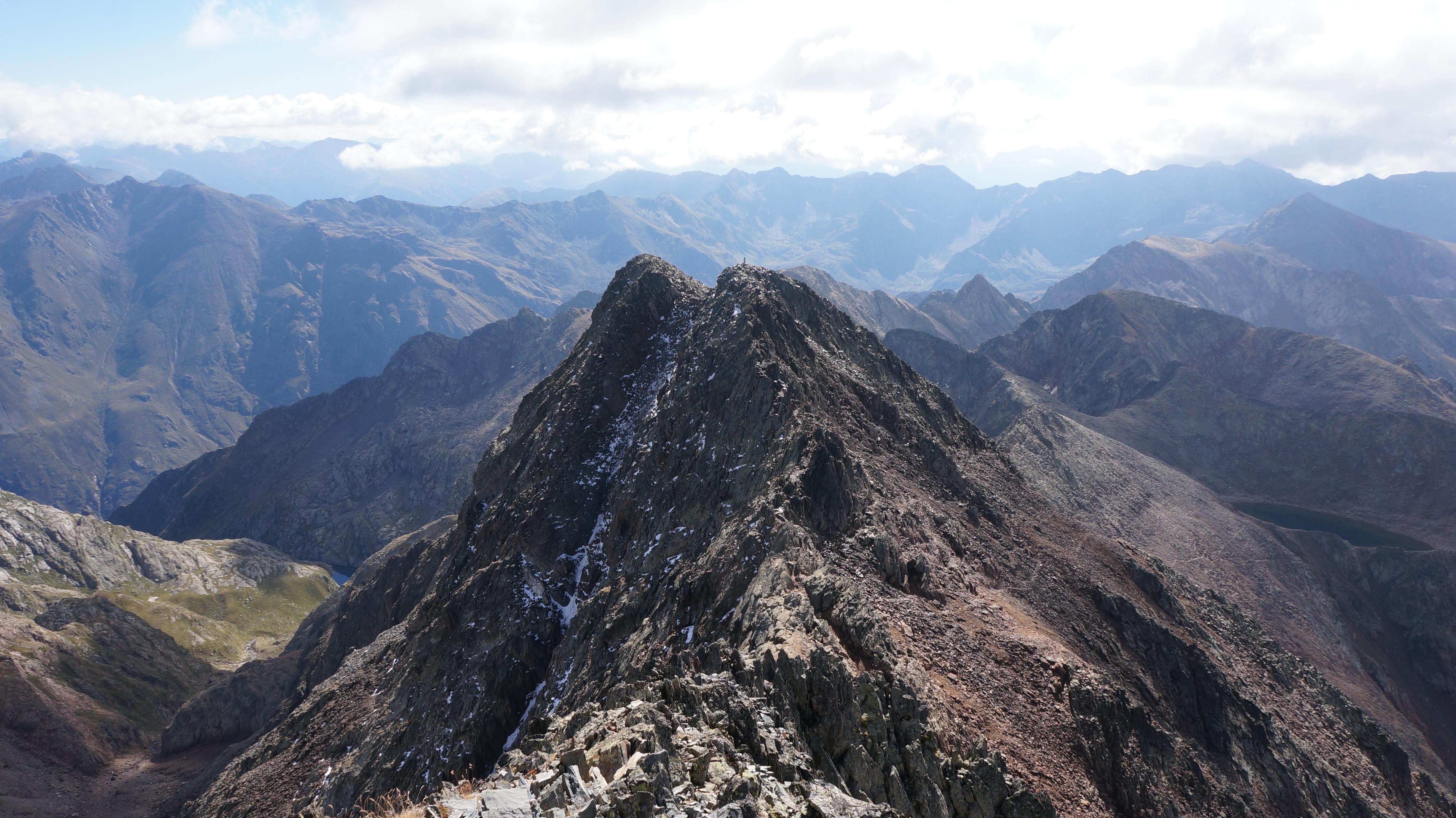 Pic du Montcalm (3077 m) – Pique d’Estats (3143 m) – Pic Verdaguer (3131 m) – Pointe Gabarro (3113 m) – Pic de Sotllo (3072 m) depuis l’Artigue