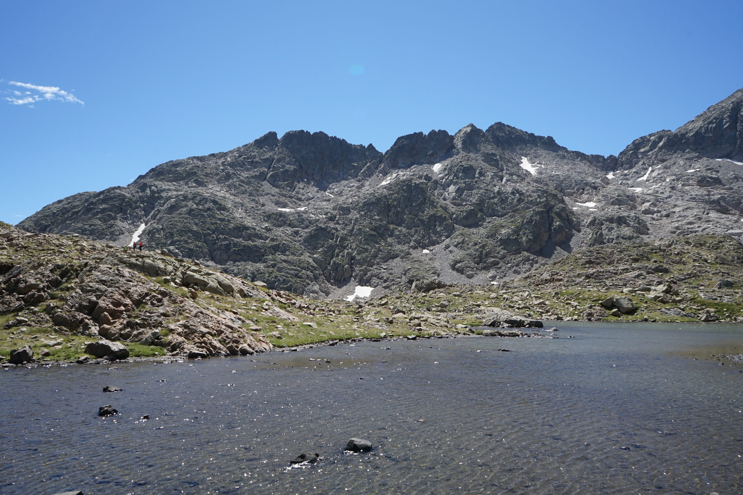 Crête des picos de Bachimaña, le point culminant est à droite