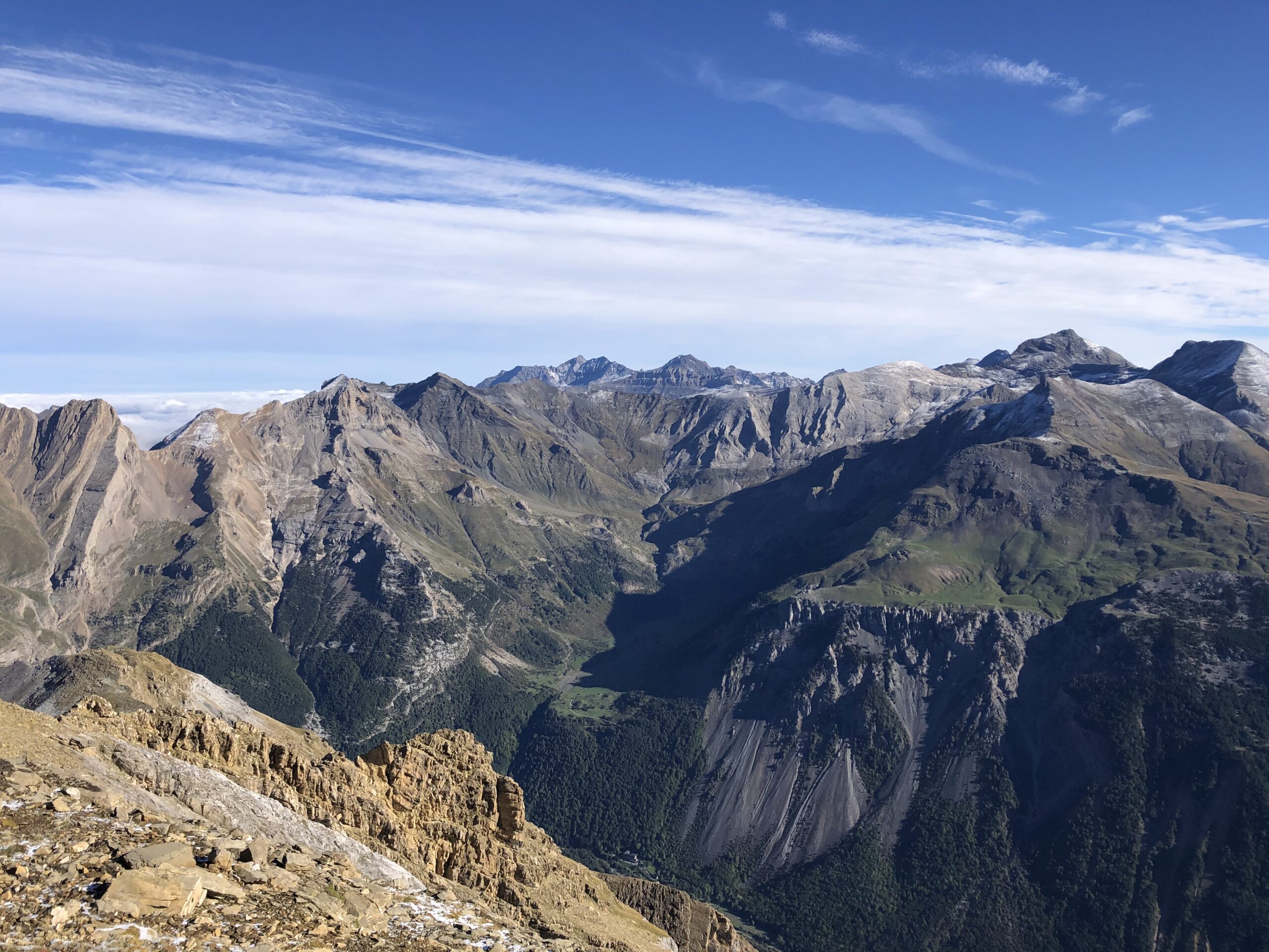 Pico Inferior de Añisclo (2802 m) – Las Tres Marias (2781 m – 2757 m – 2702 m) – Punta de Monesma (2677 m) – Tozal del Zuco (2616 m) – Pala de Montinier (2593 m) depuis le refuge de Pineta