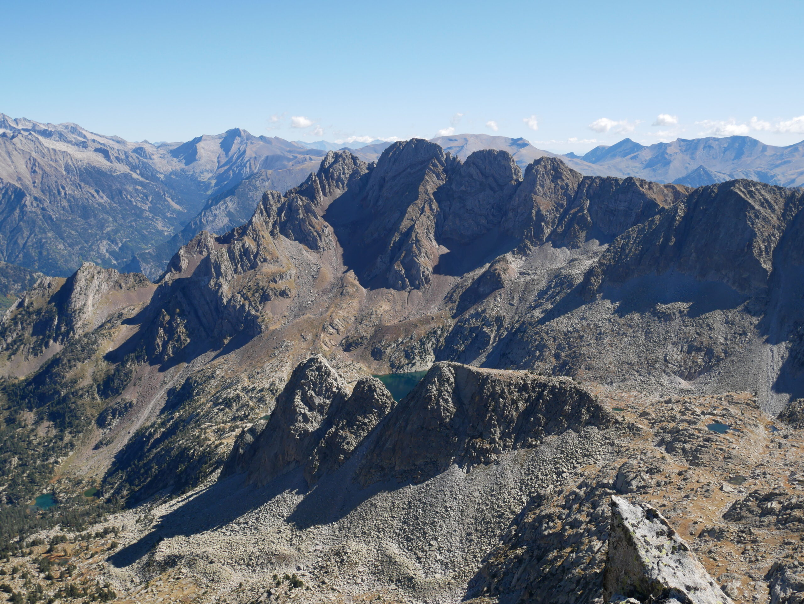 Tuca del Mon (2652 m) – Tuca del Chinebro (2732 m) – Agulla del Chinebro (2718 m) – Pico Batisielles Sur (2846 m) – Pico Batisielles Norte (2804 m) – Montidiego (2761 m) – Agulles de Posets (2801 m – 2763 m) depuis le parking d’Espigantosa