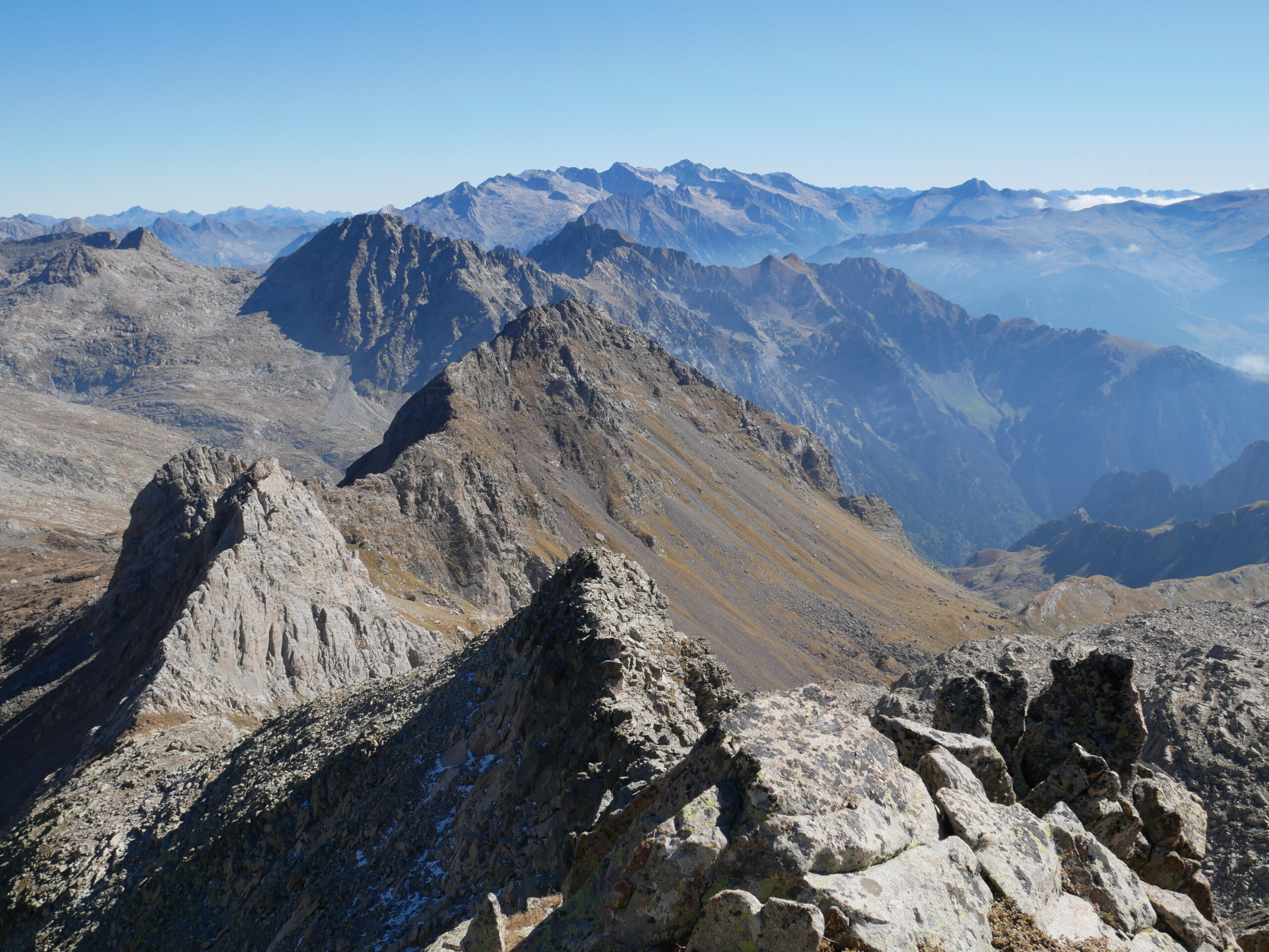 Forcau Bajo (2781 m) – Forcau Alto (2862 m) – Tuca de Torets (2958 m) – Tuca de la Llantia (2932 m) – Tucón Redondo (2642 m) depuis le refuge Ángel Orús