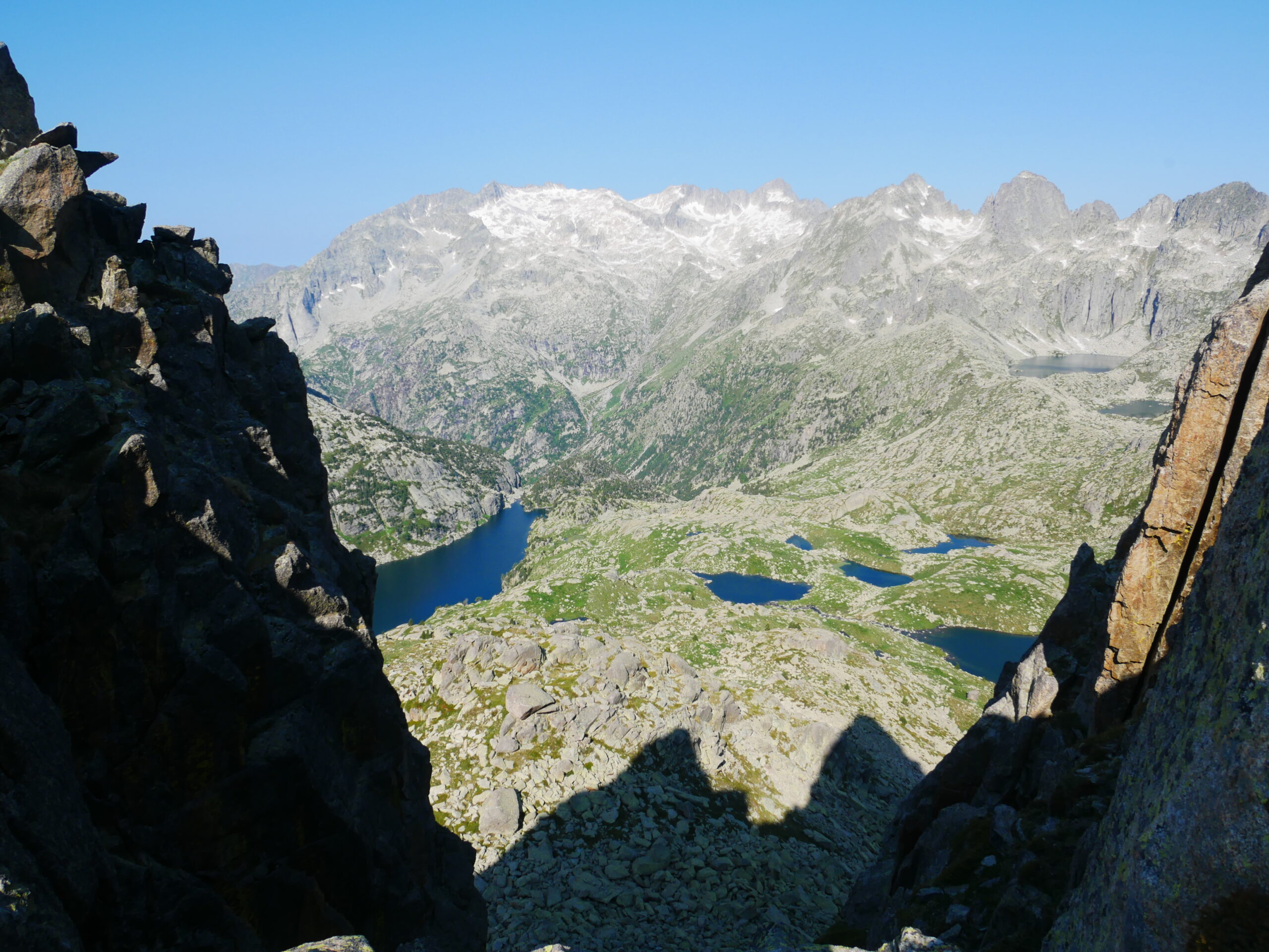 Aiguilles de Travessani (2599 m – 2636 m – 2659 m) en traversée S-N depuis le barrage de Cavallers