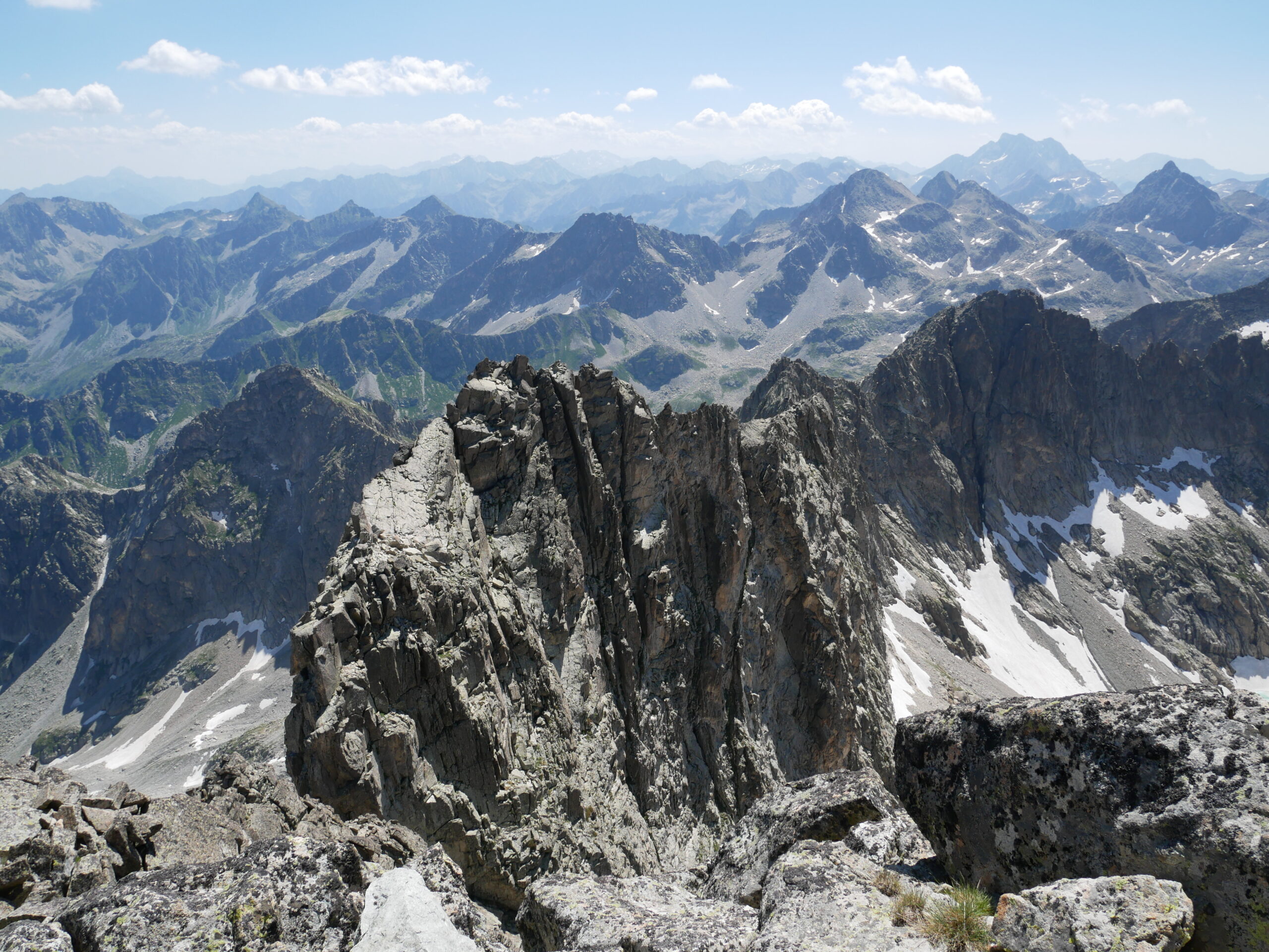 Balaïtous (3144 m) par l’arête de Costérillou depuis la centrale de Migouélou