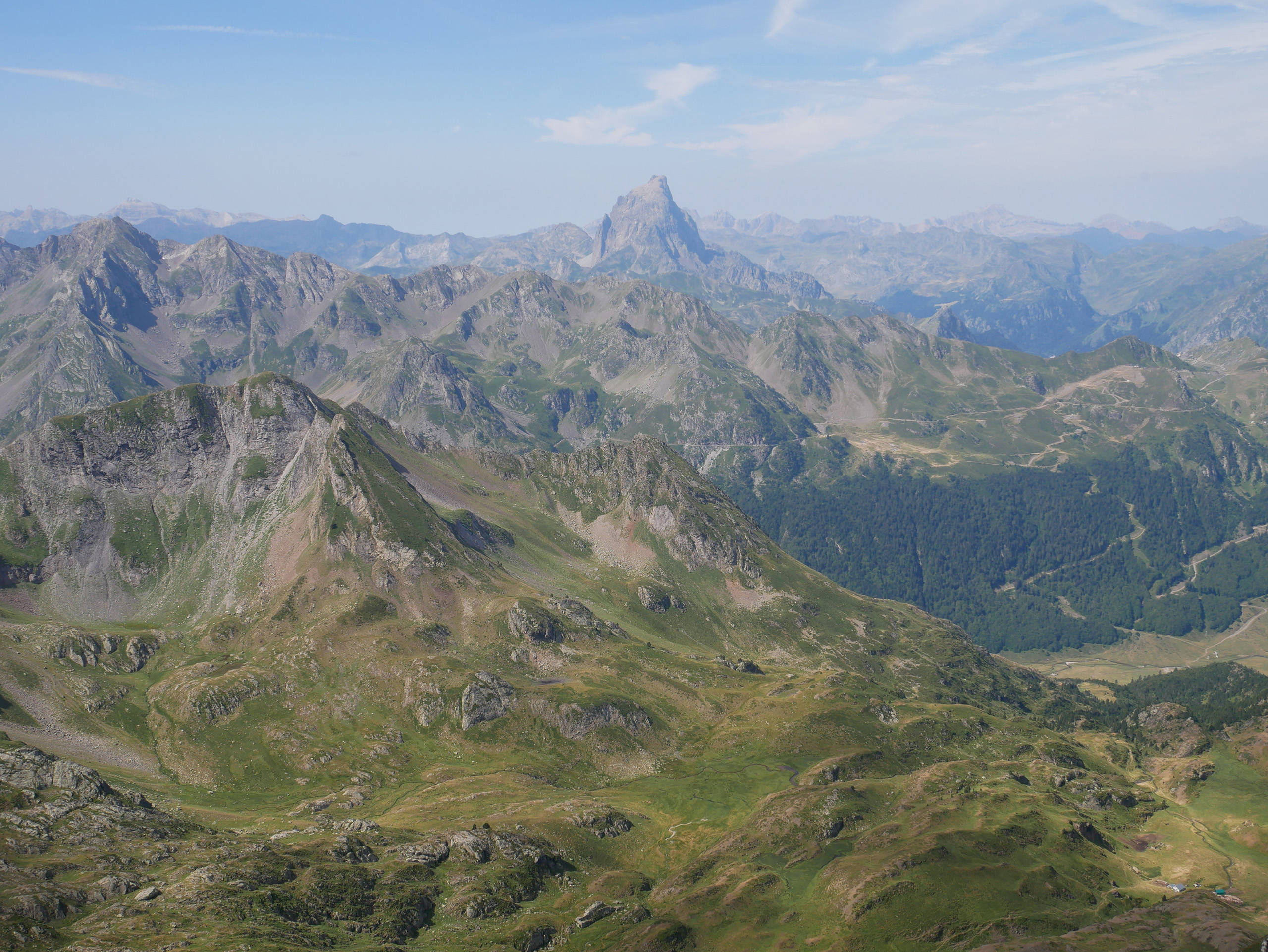 Pic d’Anglas (2473 m) – Géougue d’Arre (2619 m) – Arre Sourins (2614 m) – Pène Blanque (2550 m) depuis le lac du Tech