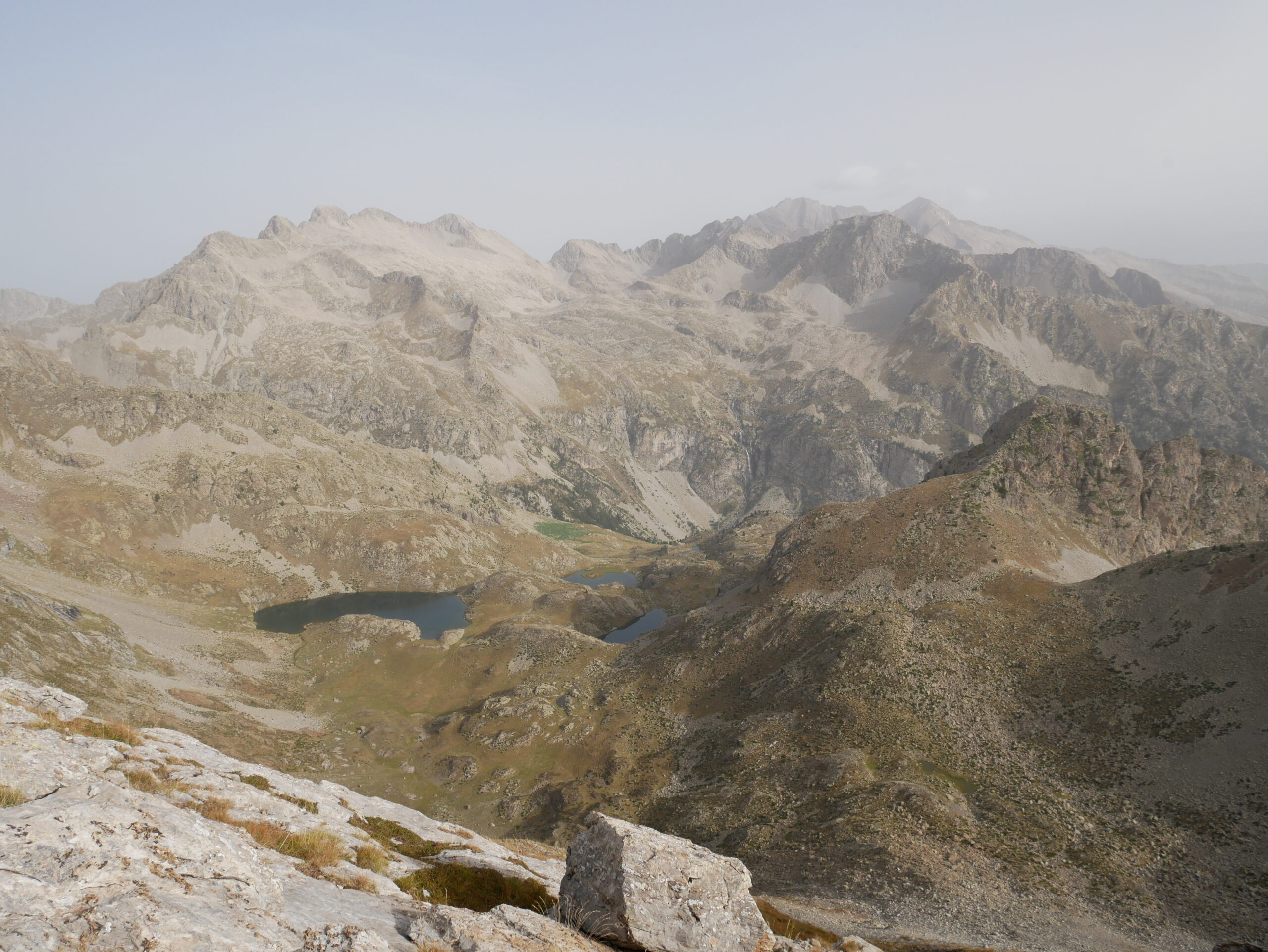 Tusal de las Lleras de Cecilia (2718 m) – Tusal de Bocs (2731 m) – Tuca de Cambra (2628 m) – Tuca de los Dos Collados (2525 m) – Tuca de Sierco (2546 m) – Punta la Estibeta (2522 m) depuis le port de Sahún