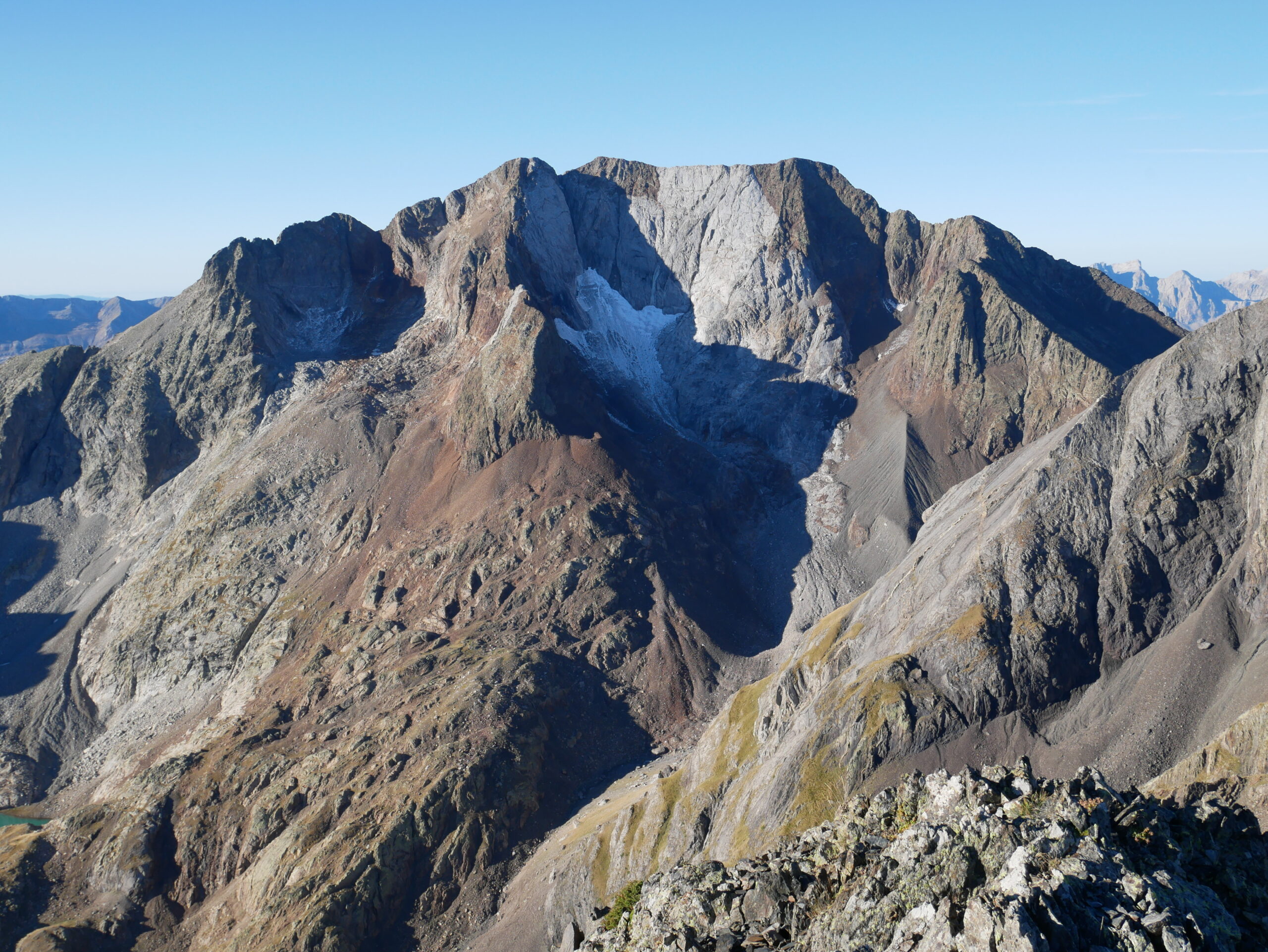 Punta Zarra (2944 m) – Pico Gaurier (2907 m) – Pico de Piedrafita (2952 m) – Pico de Tebarray (2886 m) – Pico de Llena Cantal (2941 m) – Pico de Campo Plano (2721 m) depuis le refuge Wallon