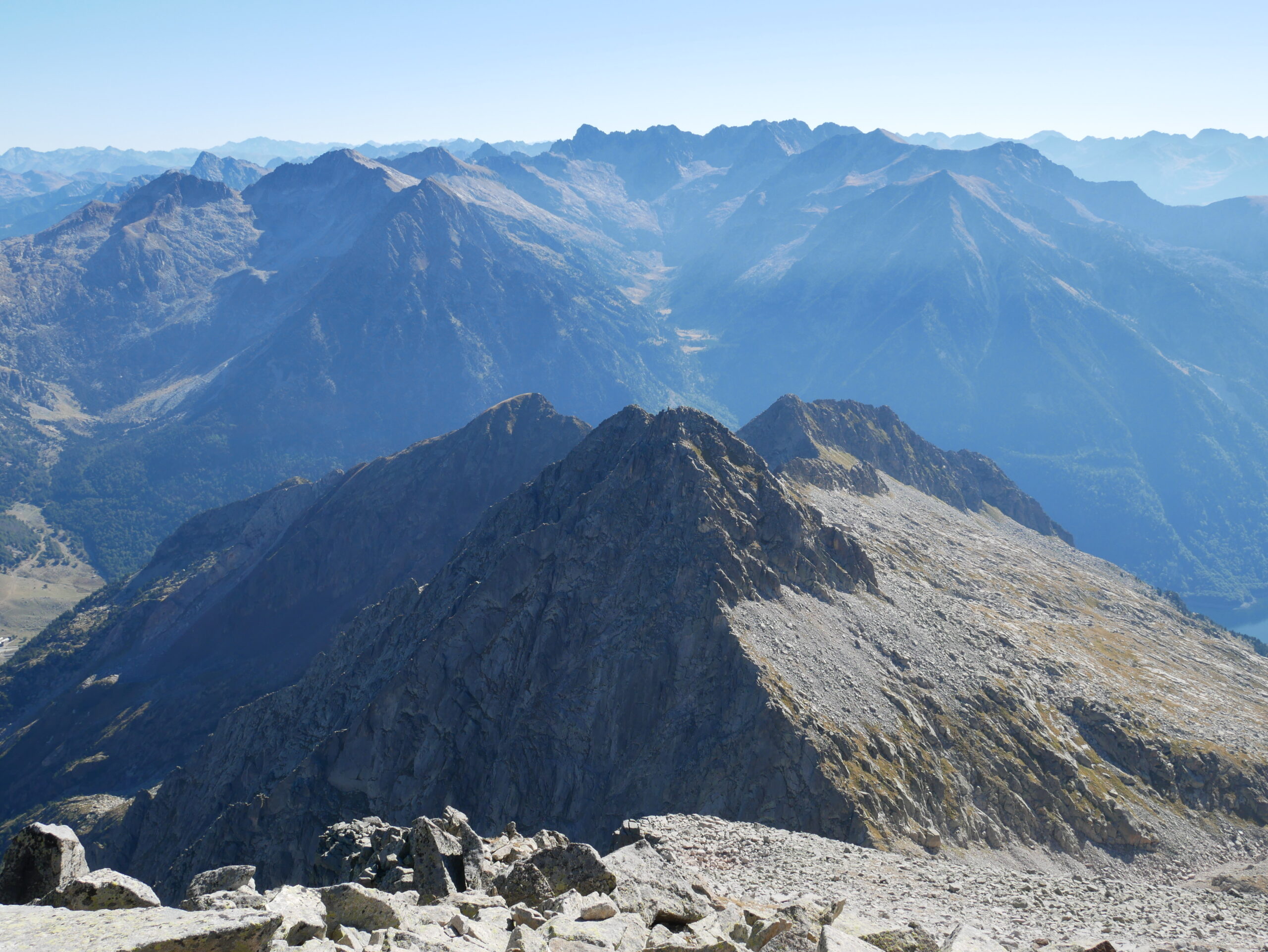 Tozal de Fontana de Vielha (2580 m) – Pico Fontana de Senet (2636 m) – Pico del Mich de la Tallada (2796 m) – Tuca Feixan (2965 m) depuis le refuge de Conangles