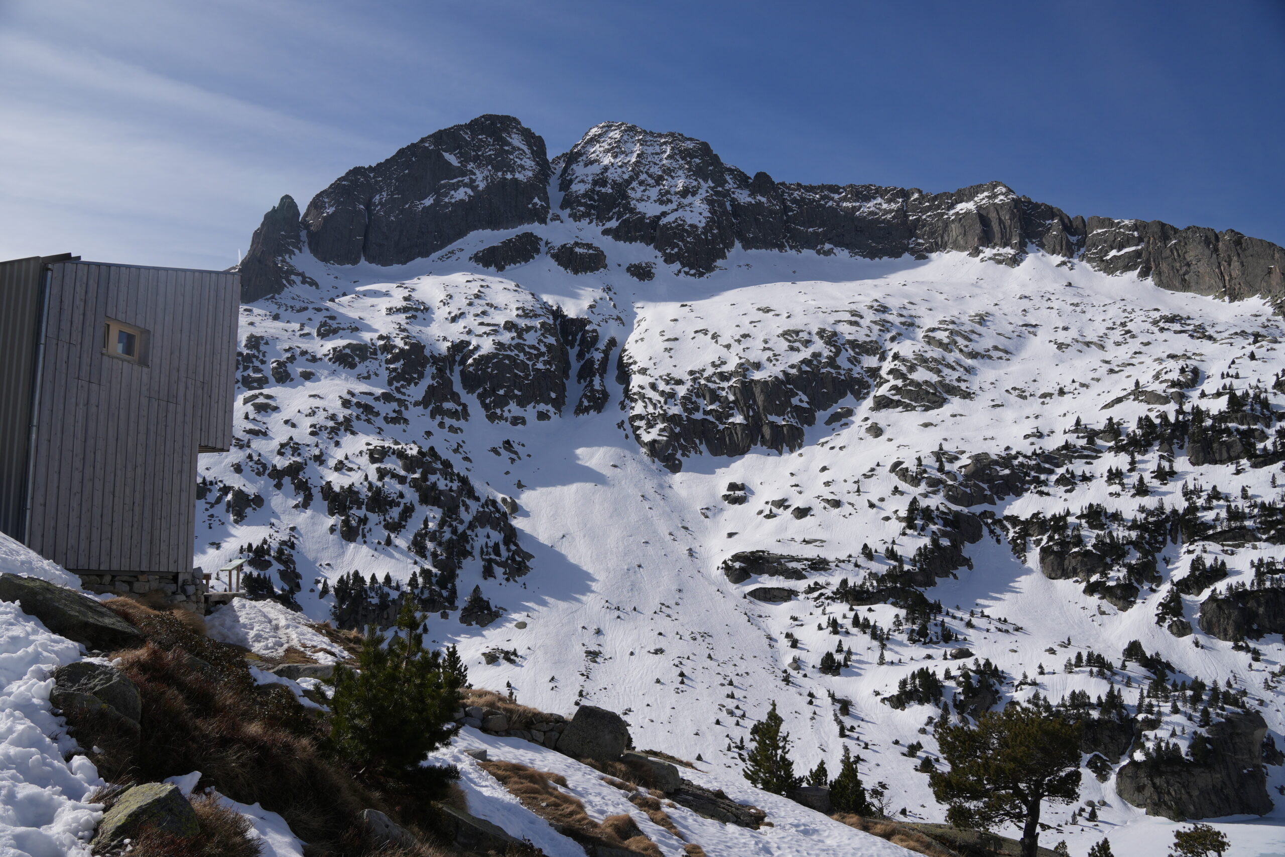 Pics de Comalespada et son couloir depuis le refuge Ventosa i Calvell