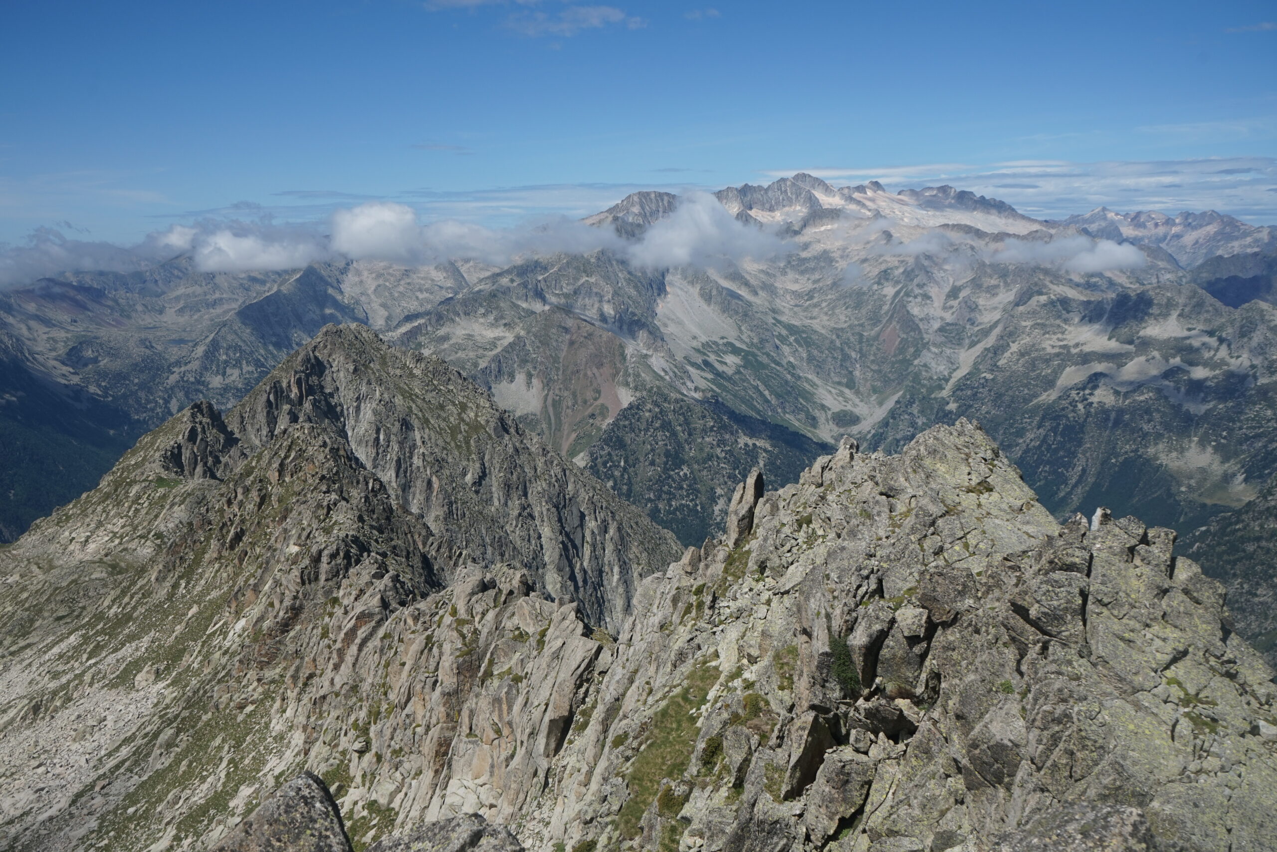 Tuc de Contesa à gauche depuis le tuc des Estanhets et massif de l'Aneto