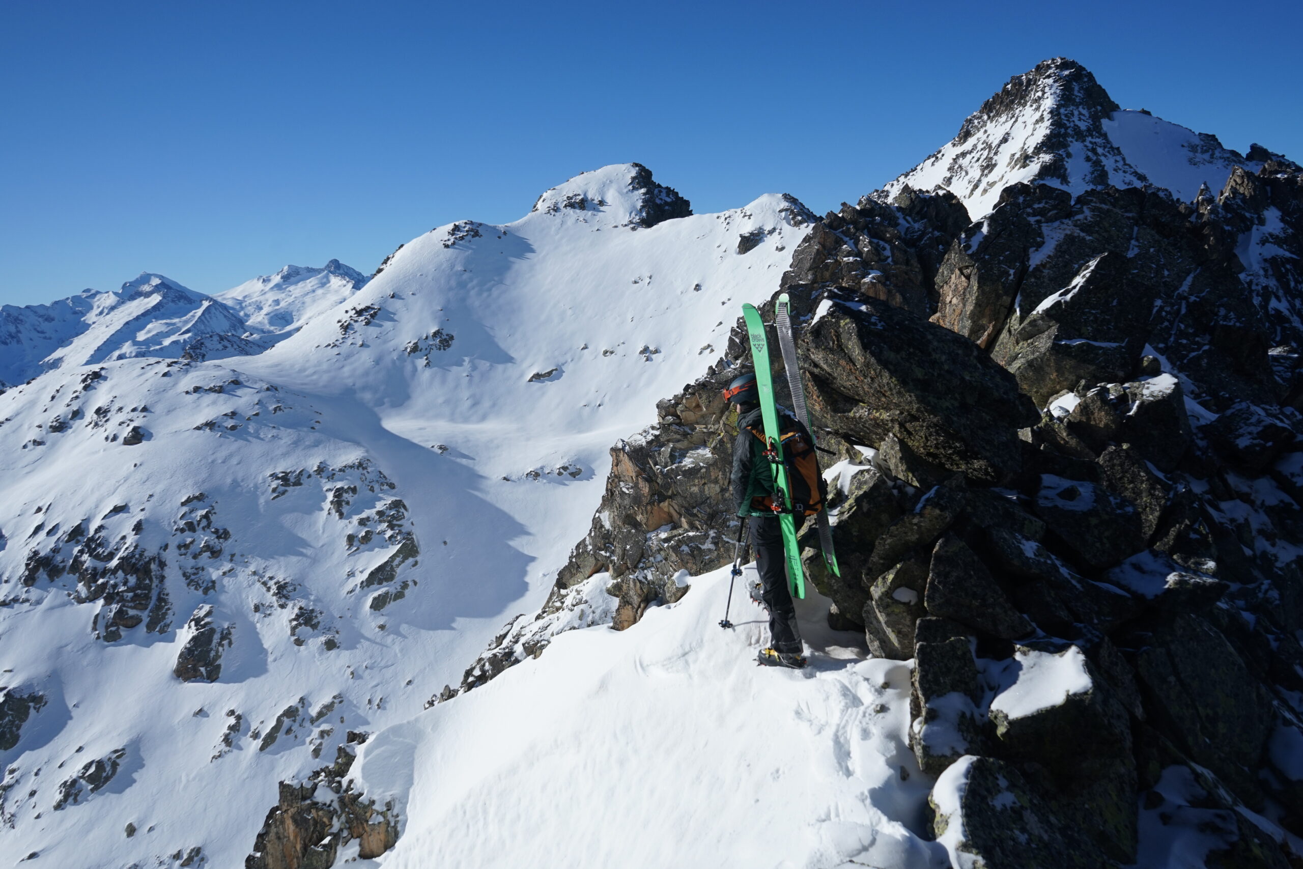 A la sortie du couloir avec les pics de Contadé et des Quatre Termes