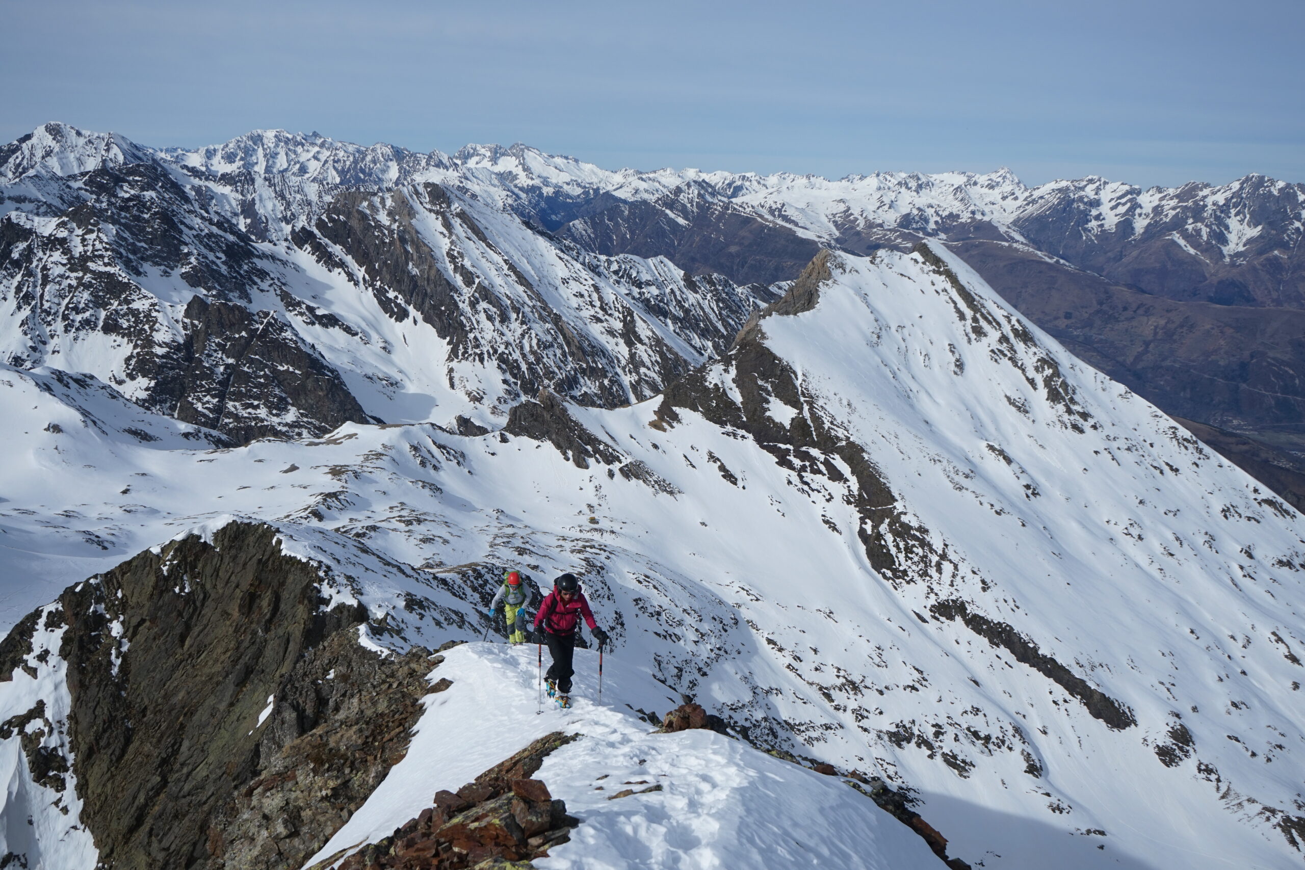 Sur la crête en direction du pic d'Estos et pic de Sarrouyes à droite