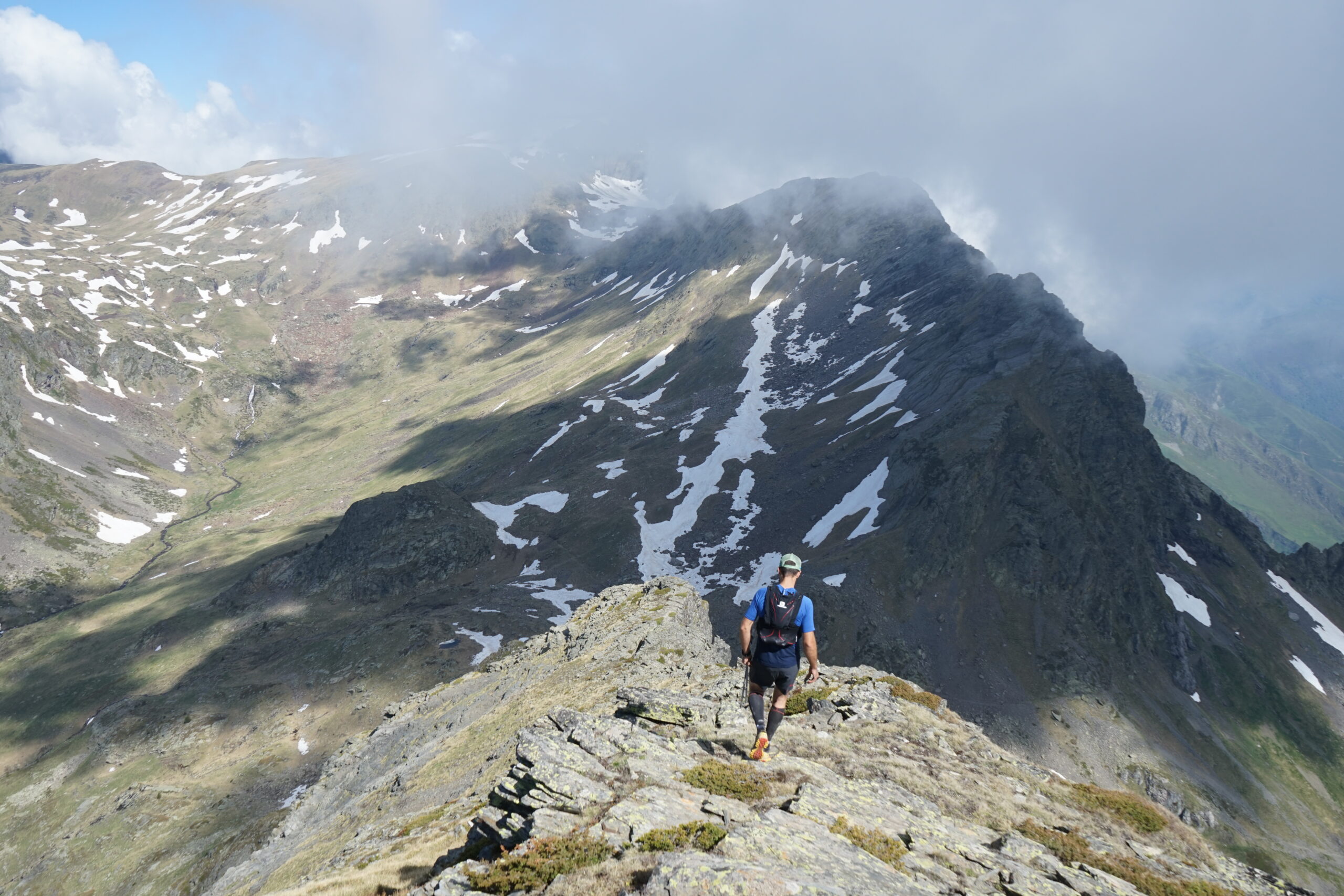 Descente du pic du Port d'Orle et crête des Cingles à l'arrière-plan