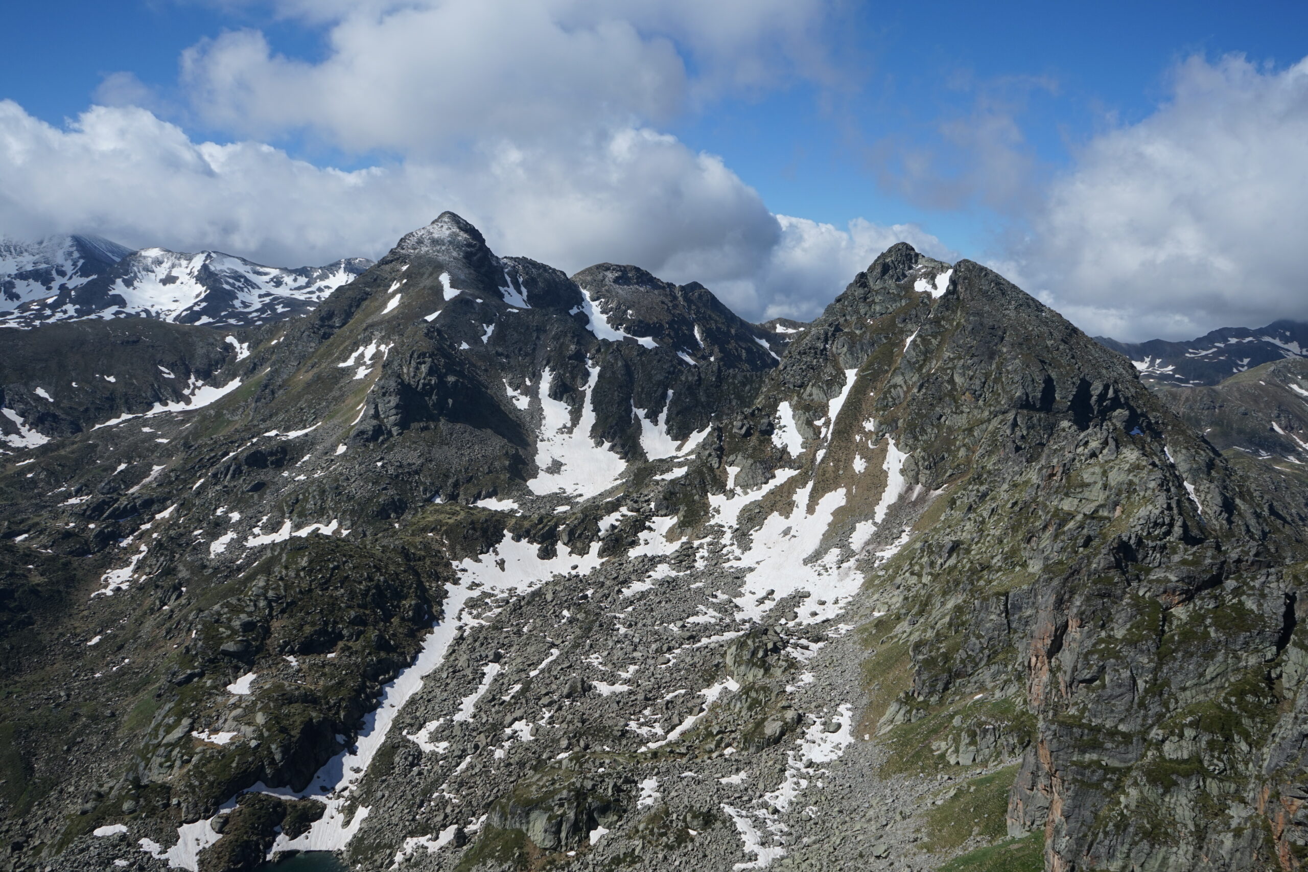Pic de Thoumasset à gauche, pic de l'Étang Blaou