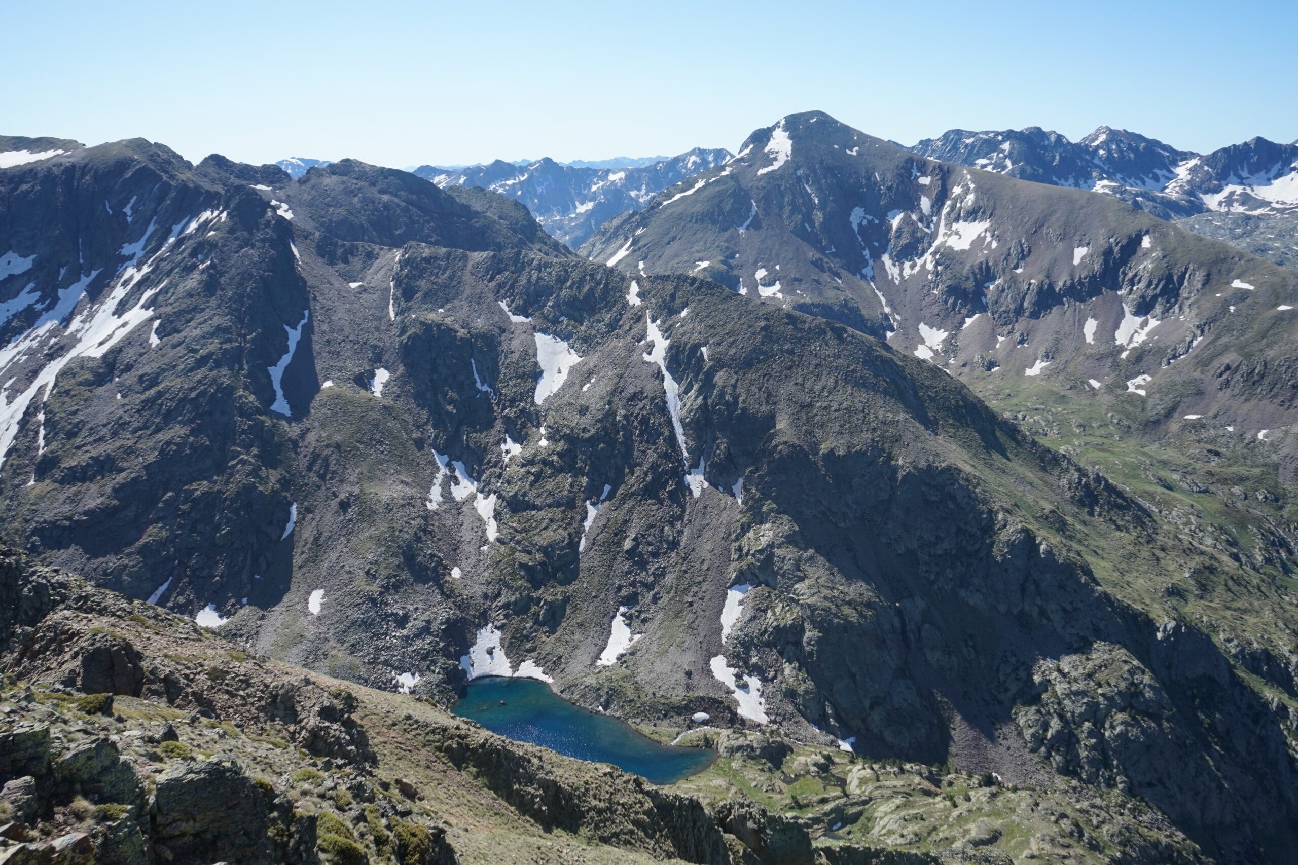 Estany d'Areste en contrebas. Liaison hors-sentier depuis le port de Roumazet bien visible à droite