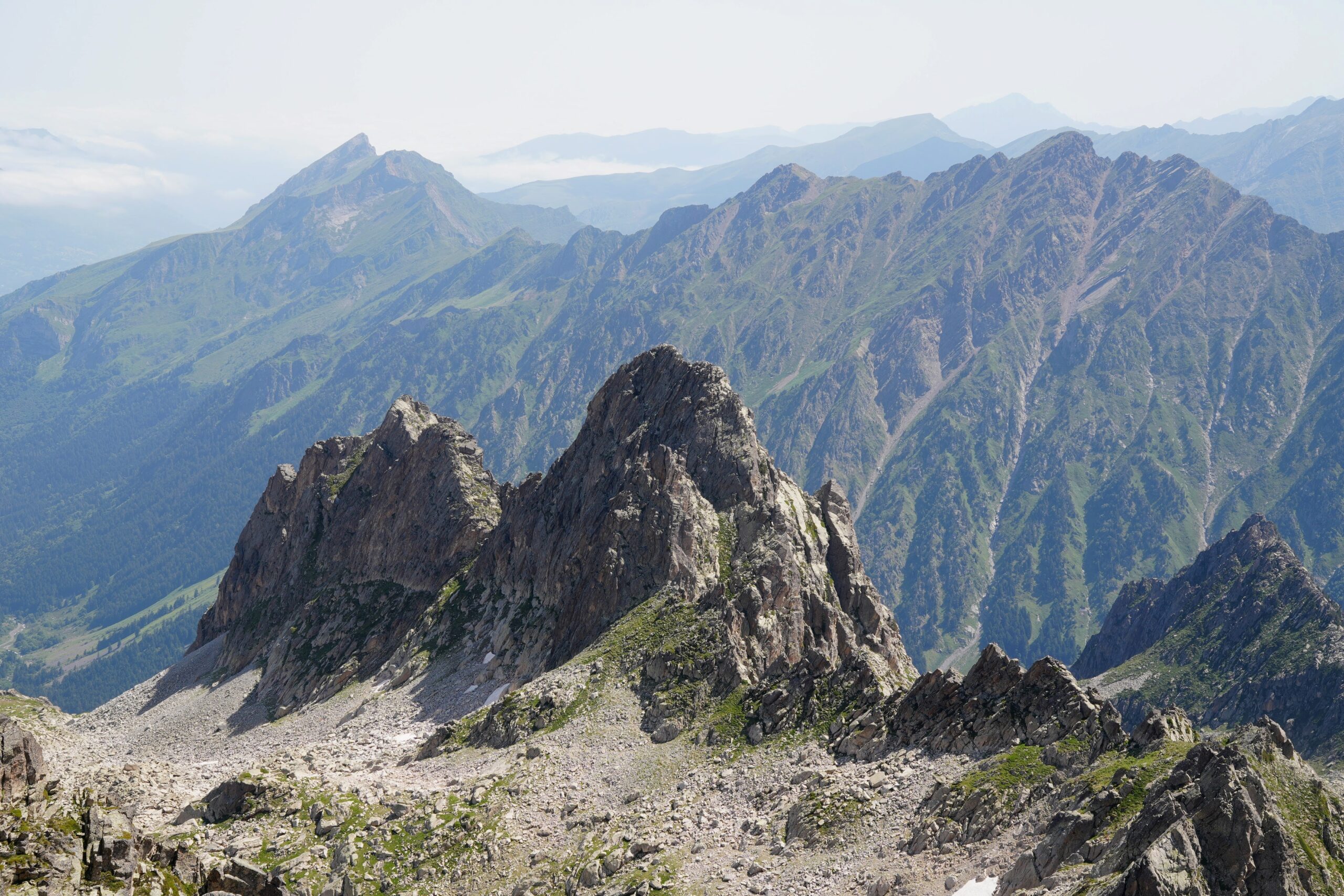 Piques de l'Arriougrand depuis le pic Cadier. Brèche et voie d'accès bien visible.