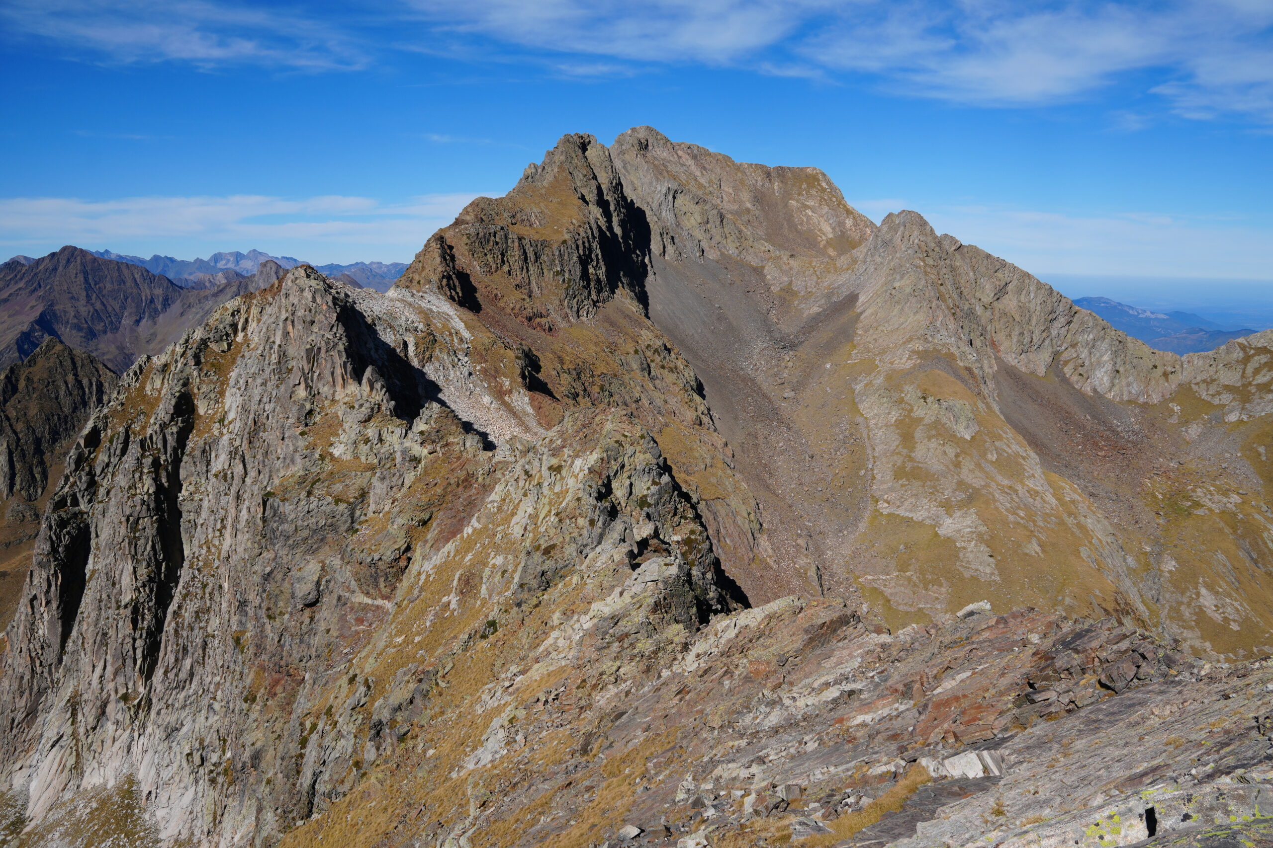 Depuis la pointe 2823, mail Mouillat au premier plan et crête jusqu'au pic de Hourgade