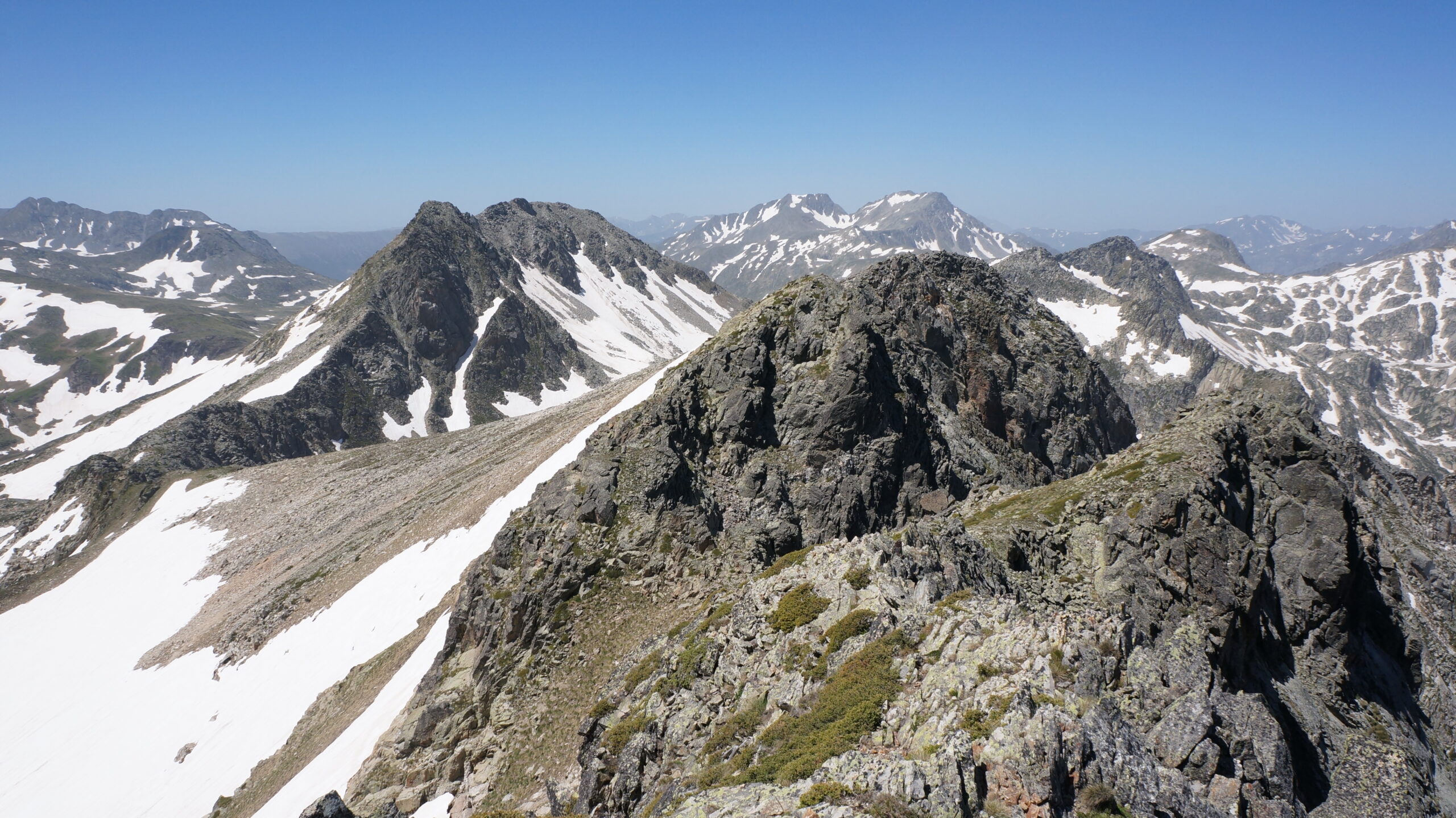 Sur les Tres Piques Roges, puig de la Grava à gauche