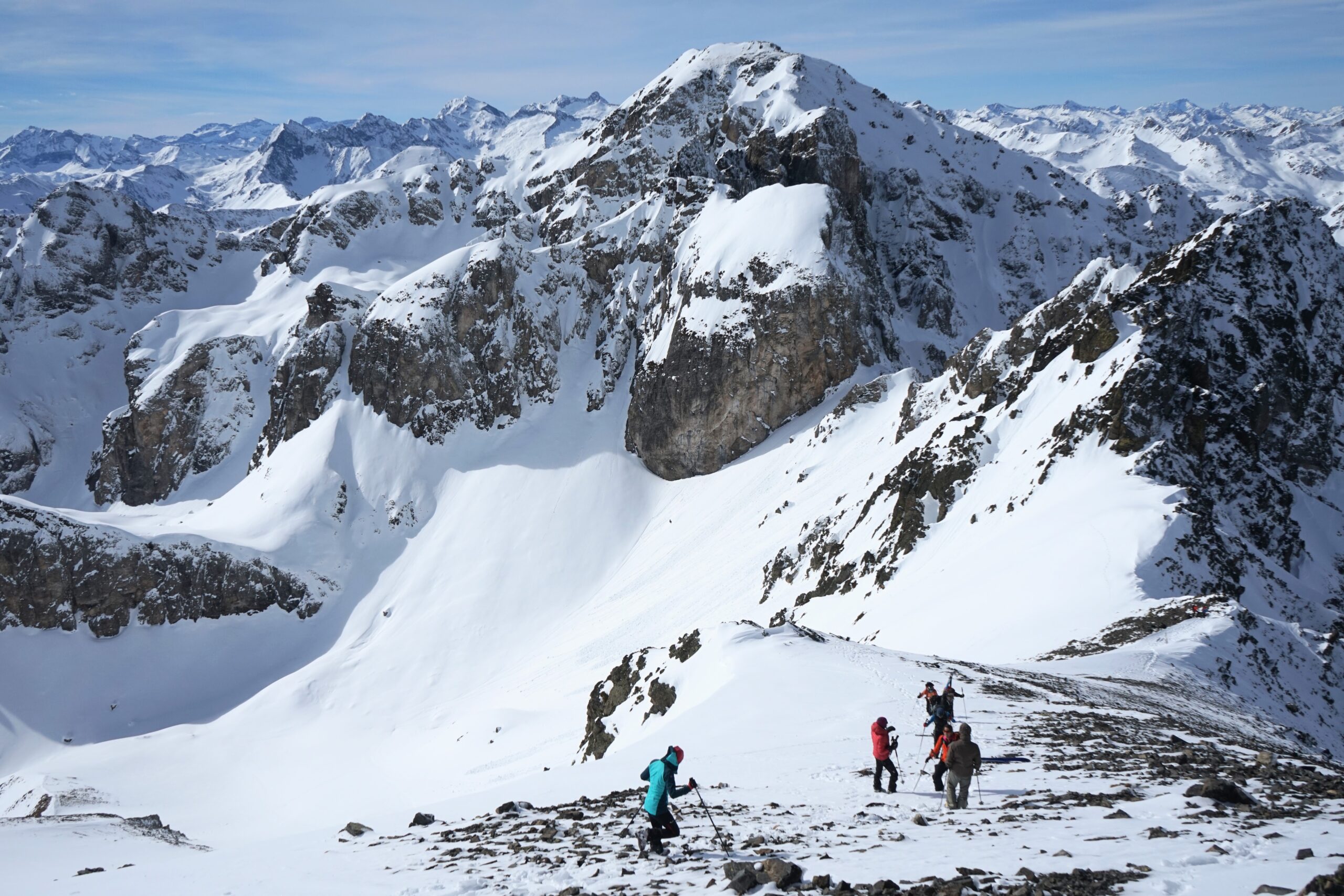 Descente à pied jusqu'au col sous l'oeil du pic d'Aulon