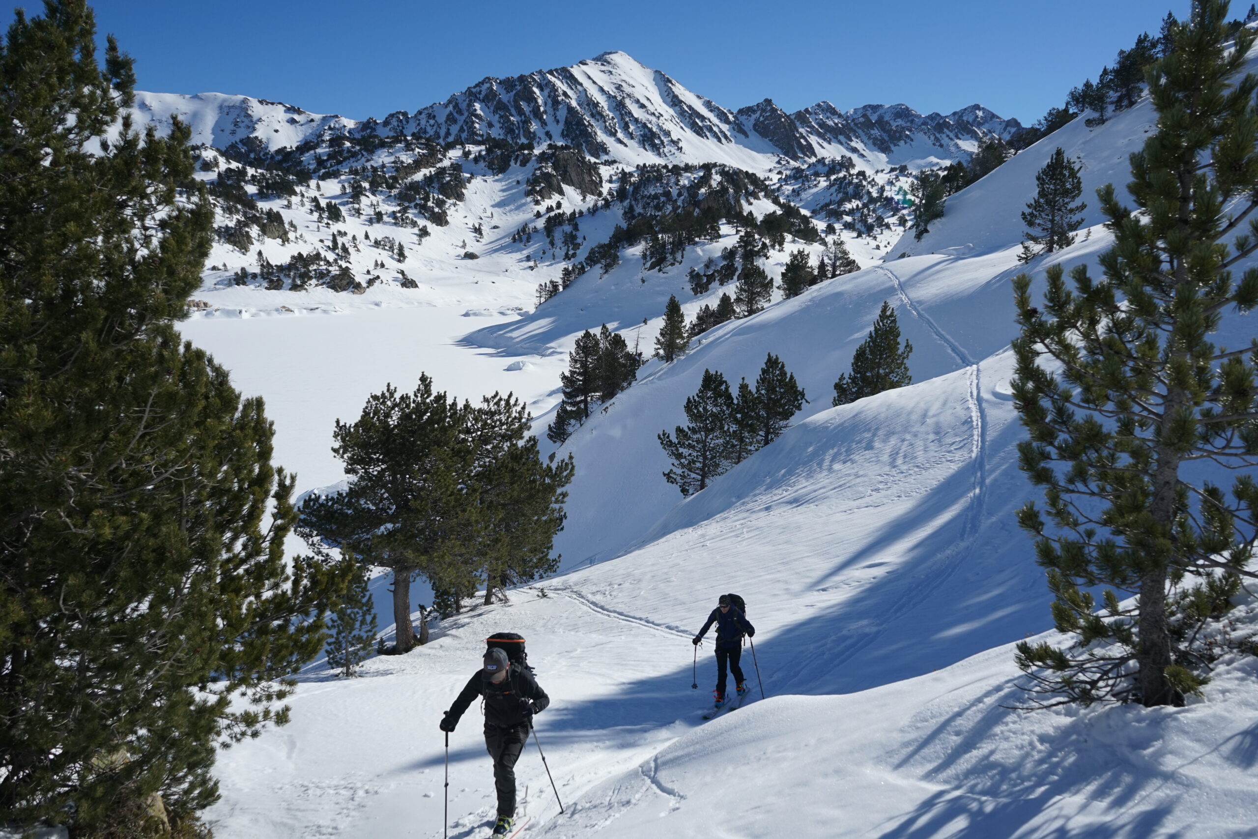 Au-dessus du lac avec le pic de Montarrouye au fond
