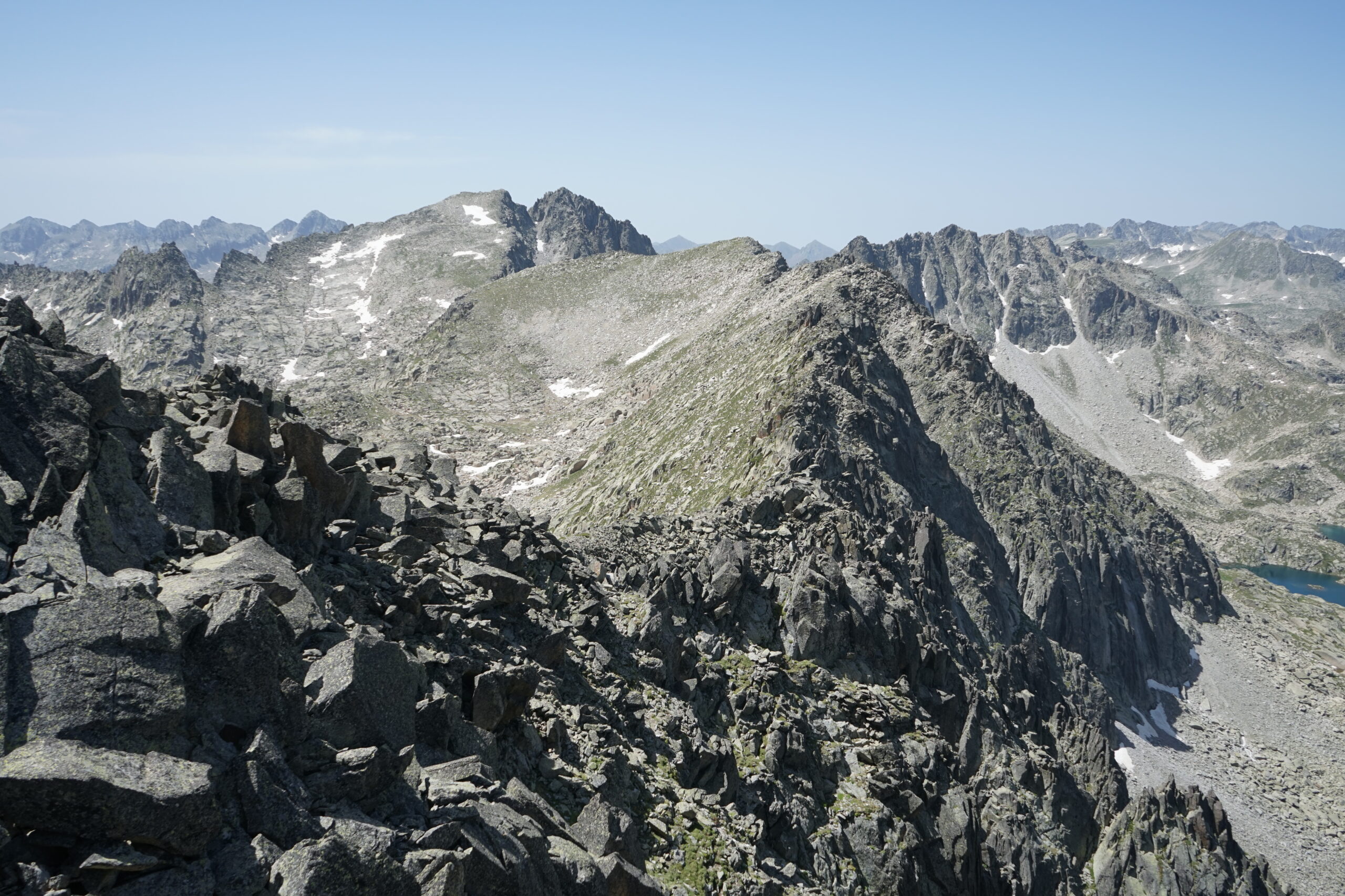 Suite de la crête : los Tres Puis puis les Pics de Bassiero