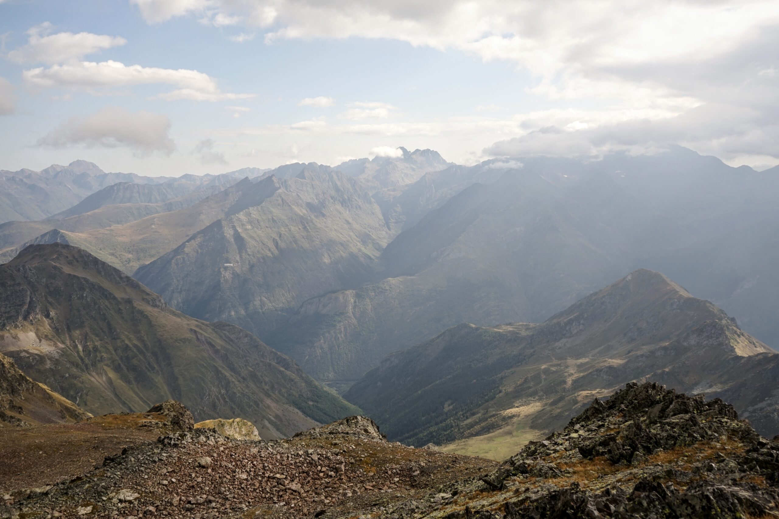 le pic Long au loin au centre