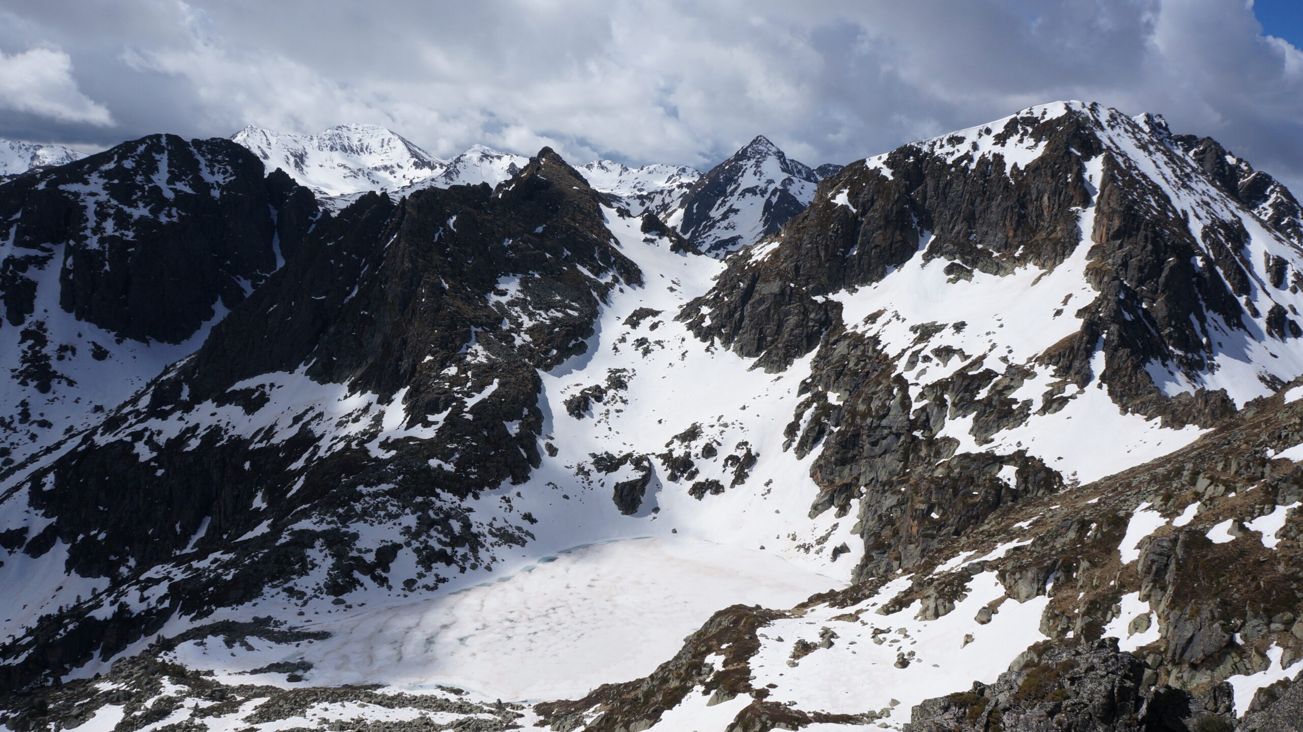Etang de Mille Roques et pic du Pas du Bouc à droite