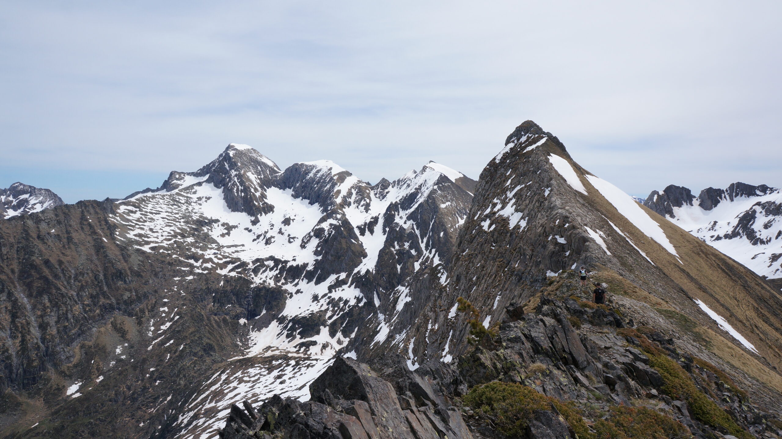 Crête facile jusqu'au tuc des Hèches sous l'oeil du mont Valier
