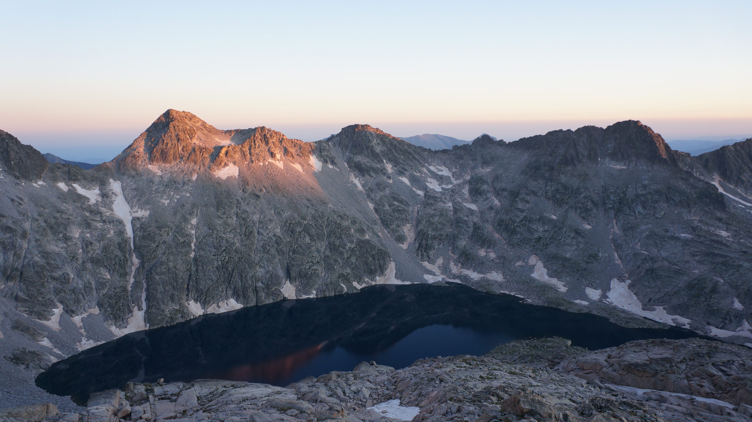 Dernières lueurs sur le pico Aragüells avec le lac de Cregueña en contrebas
