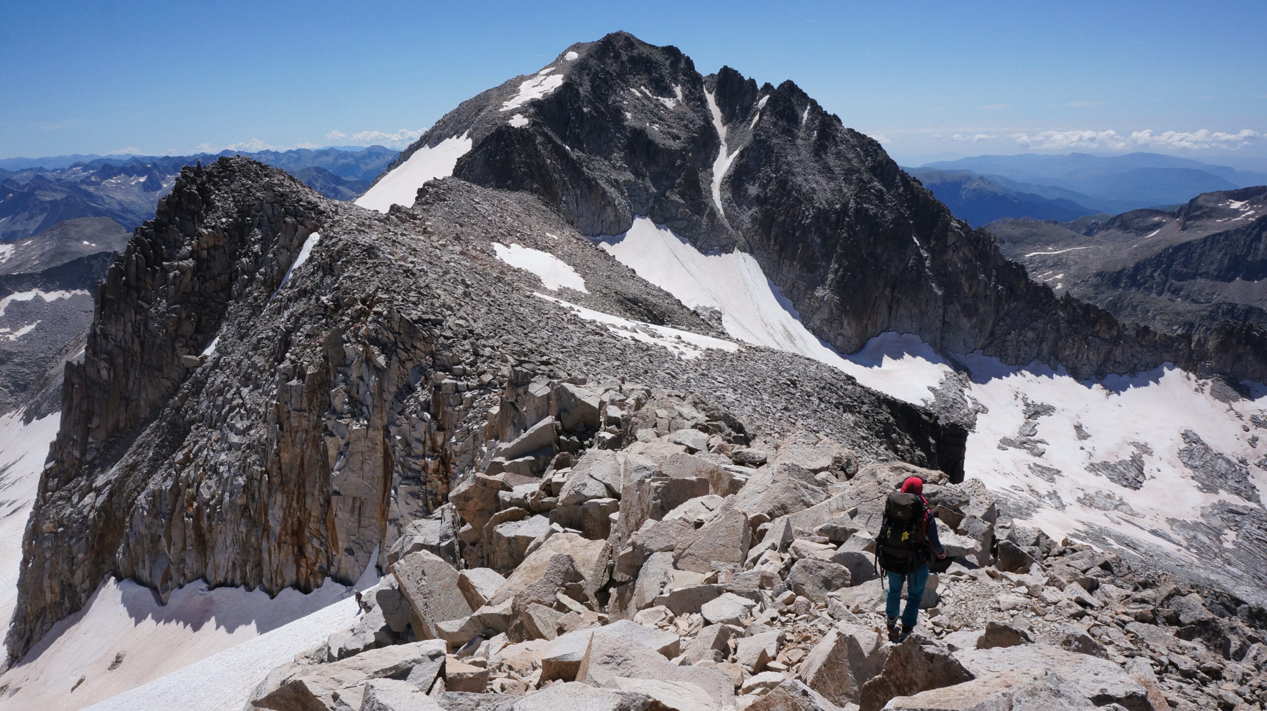 Direction le pico de Coronas avec l'Aneto derrière