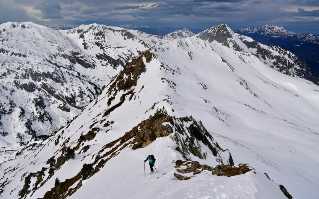 Pic d’Ouxis (2510 m) – Pic de la Baynaye (2412 m) depuis le pont de Bisp