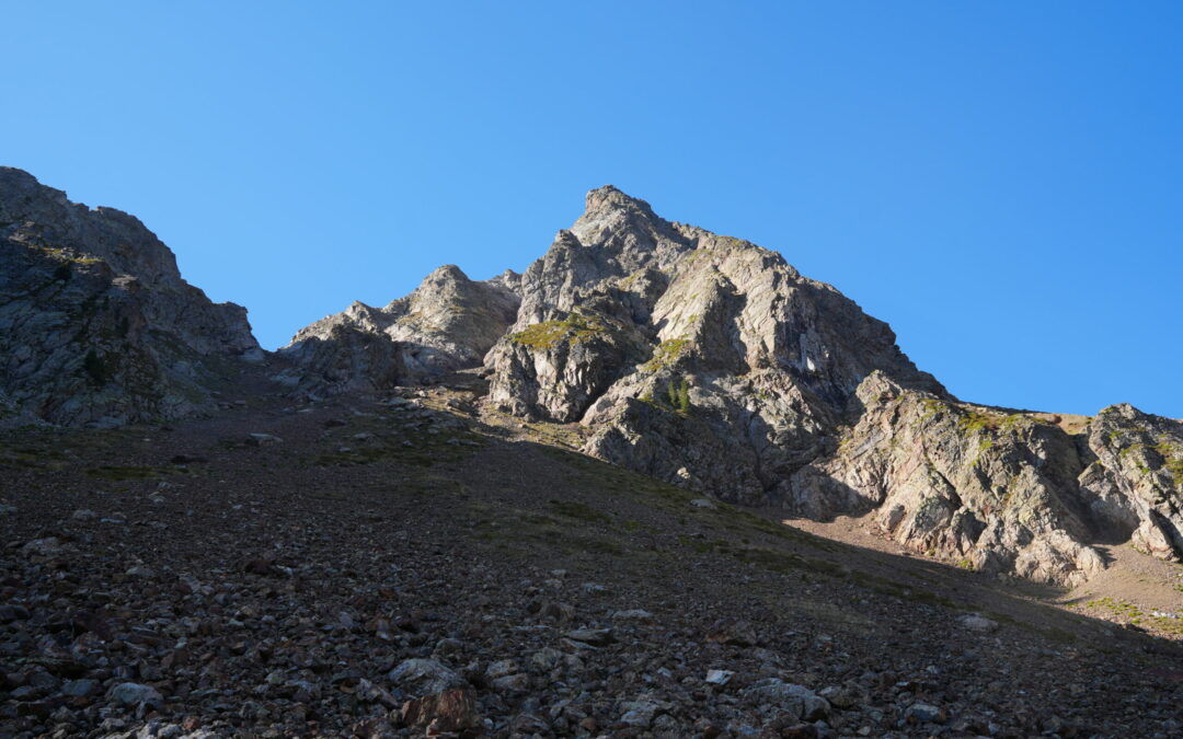 Pic de Fanlou (2598 m) depuis le lac du Tech
