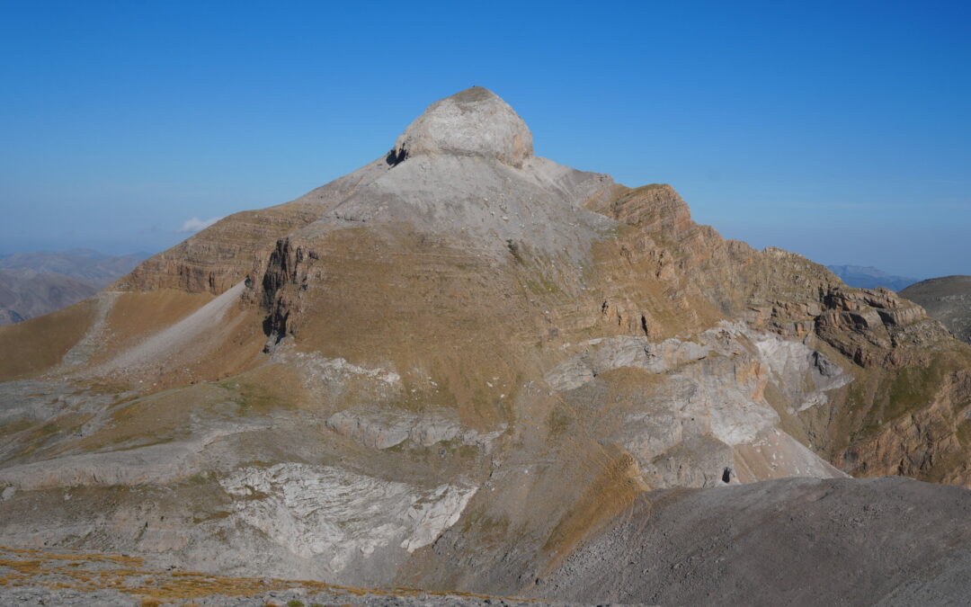 Campaniles de Collarada (2684 m) – Peña Collarada (2883 m) – El Fraile (2702 m) – Collaradeta (2724 m) – Peña Nevera (2715 m) – Pico Somola Alta (2685 m) – Pico Bucuesa (2758 m) depuis Canfranc