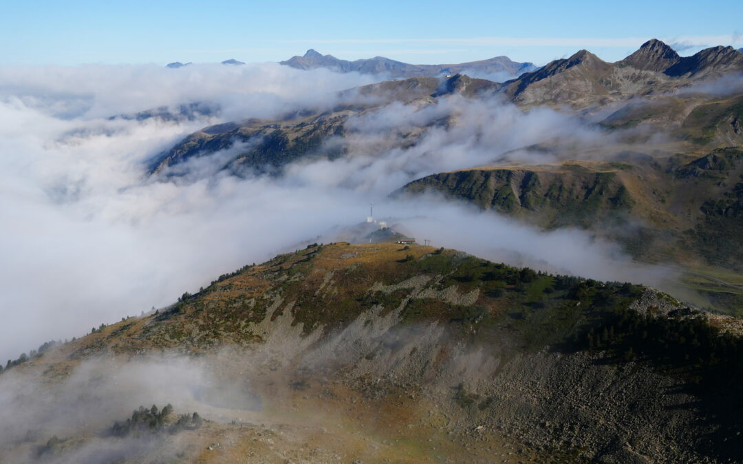 Tres Pics (2531 m – 2642 m) – Pic de Serós (2643 m) – Pic de Locampo (2656 m) – Agulla de Saboredo (2686 m) – Pui de les Ares (2612 m) depuis le port de la Bonaigua