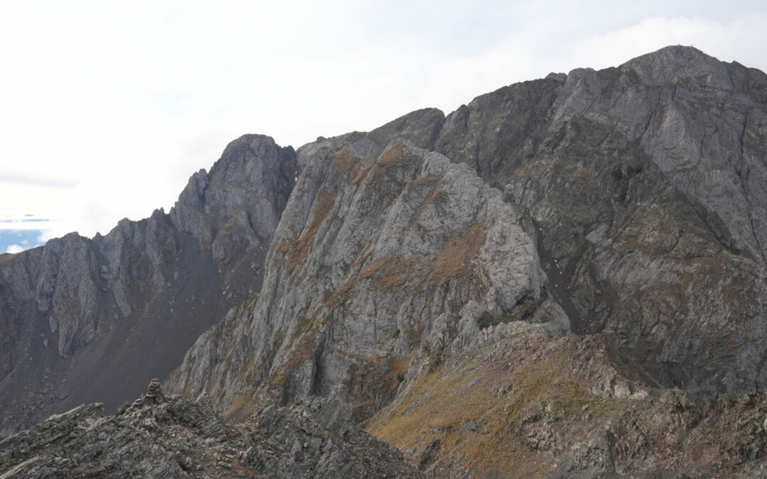 Pic du Bassia ou Montaric (2557 m) – Antécime de la pène d’Escalère (2634 m) depuis la hourquette d’Ancizan