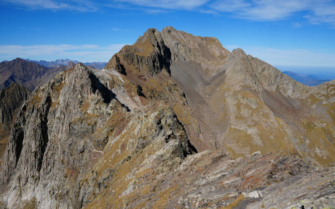 Mail Mouillat (2777 m) – Pic des Hermitans (2944 m) – Pic des Isclots (2924 m) depuis les granges d’Astau