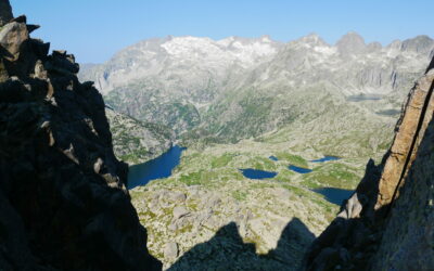 Aiguilles de Travessani (2599 m – 2636 m – 2659 m) en traversée S-N depuis le barrage de Cavallers